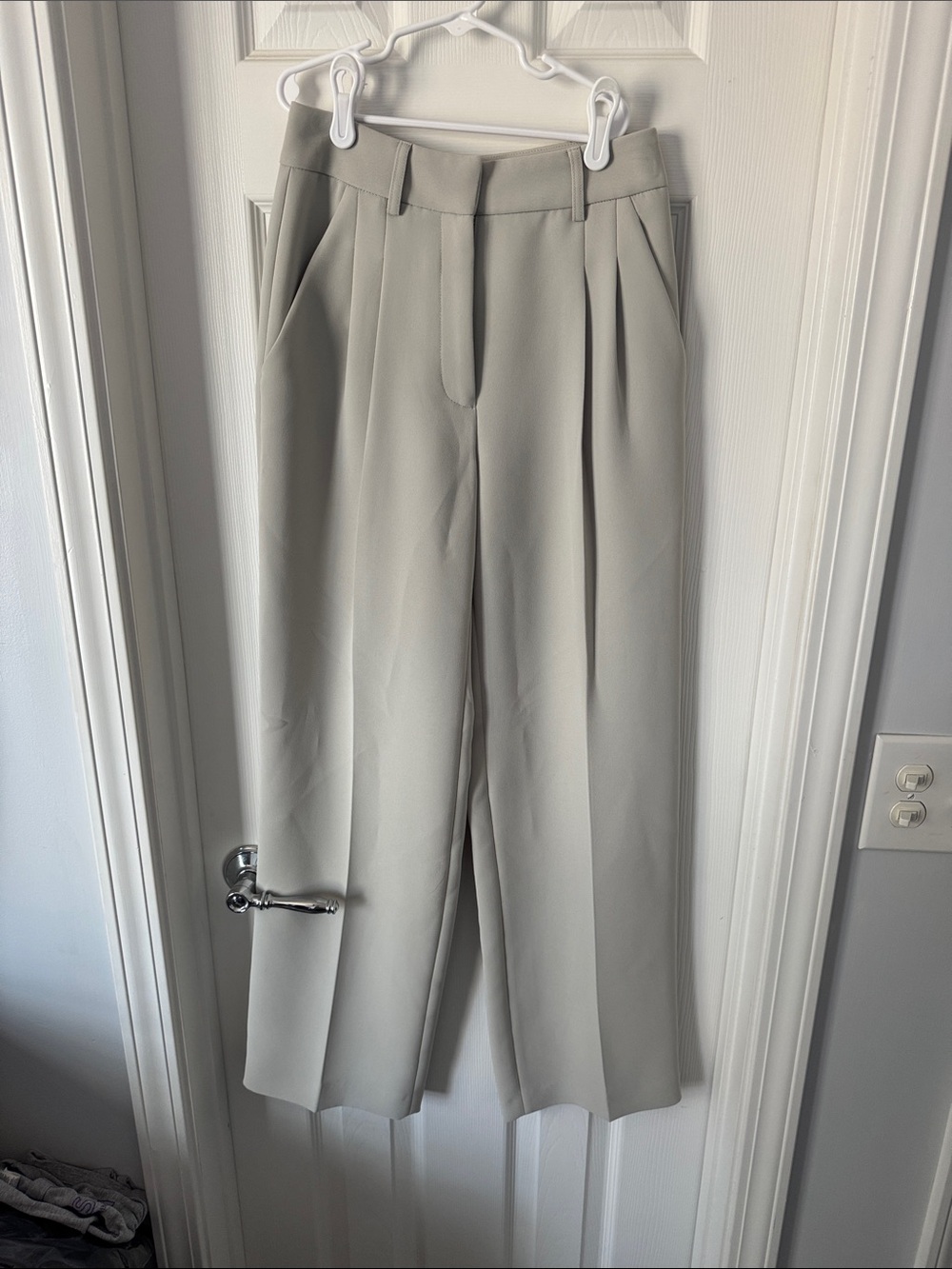 Tailored Pleat-Front Wide-Leg Pants — Light green